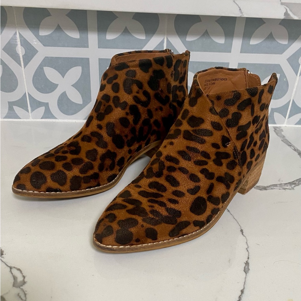 Girls Leopard Booties Size 5.5 Like New!!